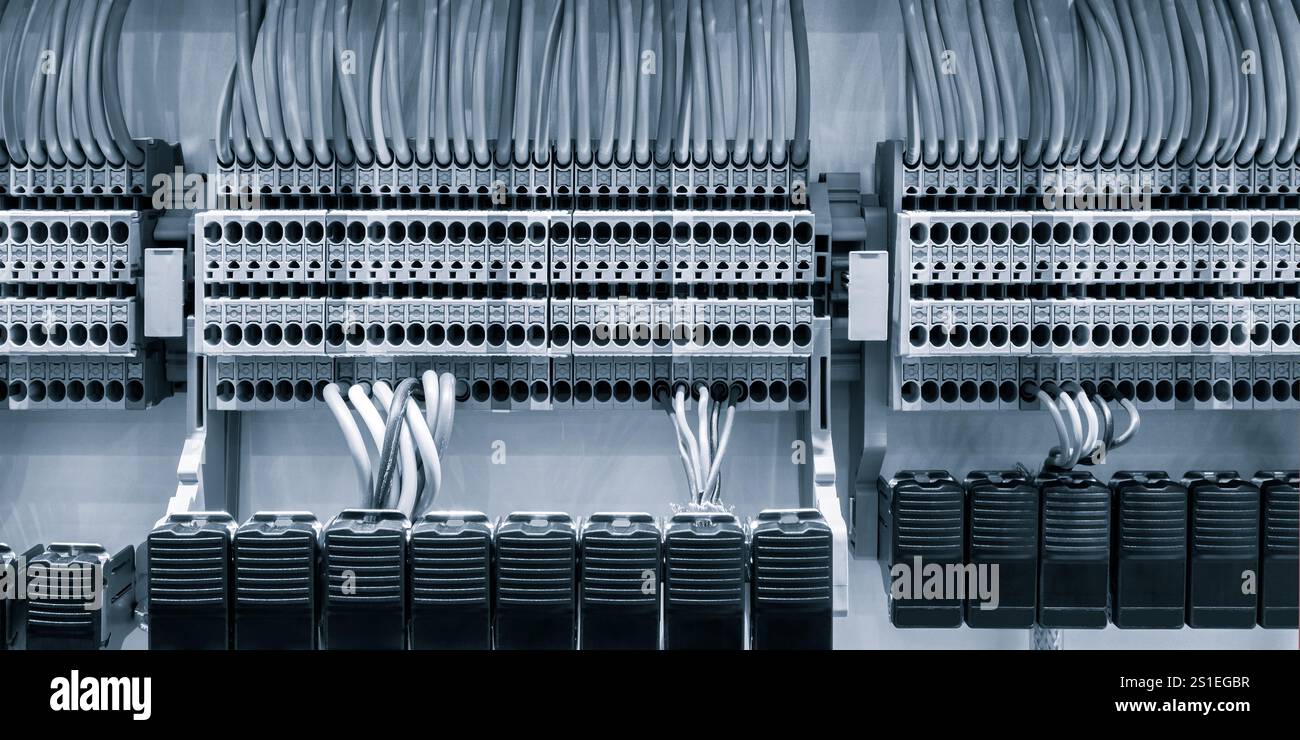 Fili colorati in una scatola di distribuzione di un'elettricità, pannello di controllo PLC con cablaggio, pannello di controllo elettrico per alimentazione e distribuzione elettrica Foto Stock