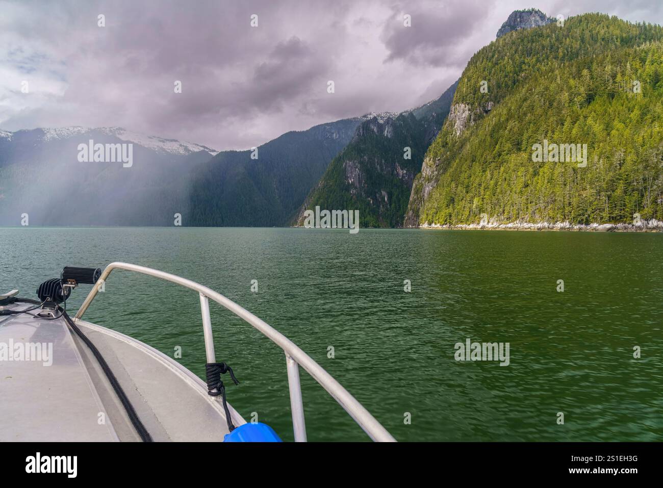 Rain Coming Down Knight Inlet, territorio tradizionale del Da'Naxda'xw Awaetlala First Nation, British Columbia, Canada Foto Stock