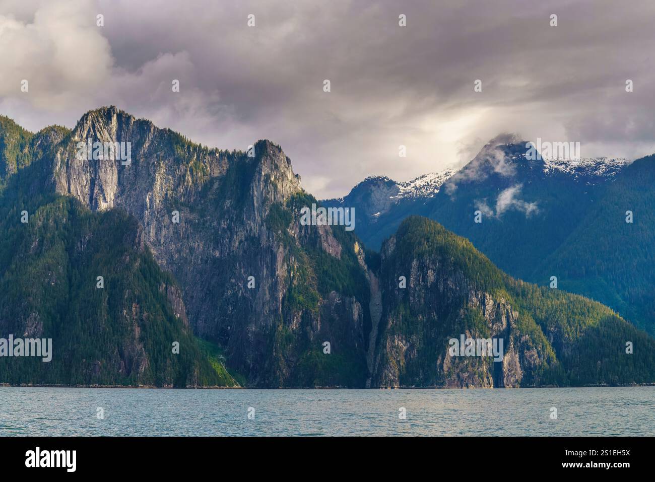 MoodySpire Peaks in Knight Inlet, Traditional Territory of the Da'Naxda'xw Awaetlala First Nation, British Columbia, Canada Foto Stock