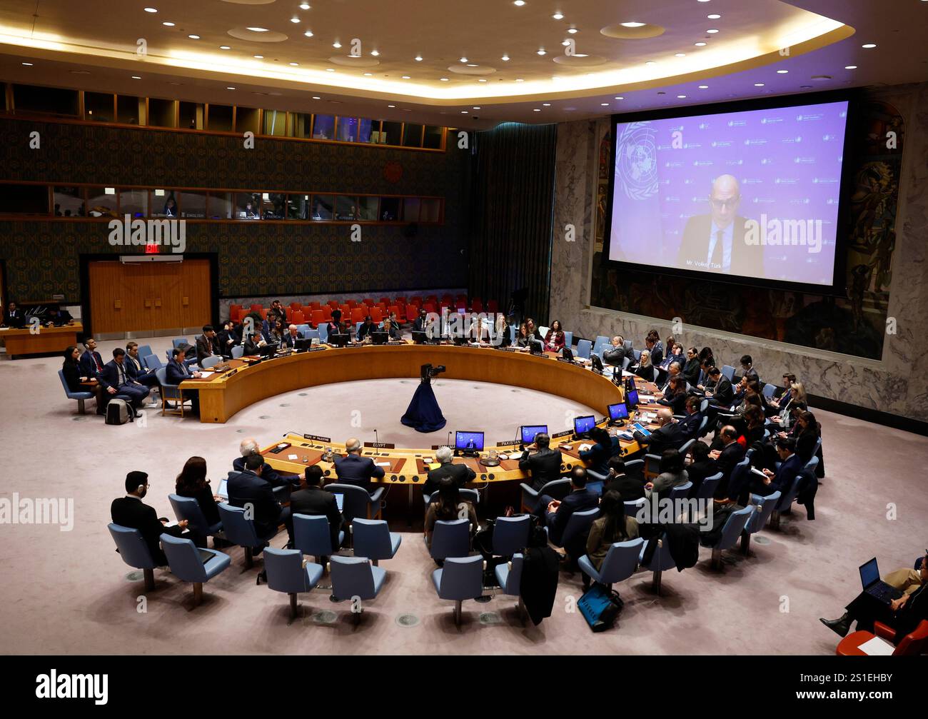 New York, Stati Uniti. 3 gennaio 2025. Volker Turk, alto Commissario delle Nazioni Unite per i diritti umani, parla a distanza in occasione di una riunione del Consiglio di sicurezza sulla situazione in Medio Oriente, compresa la questione palestinese nella camera del Consiglio di sicurezza presso la sede delle Nazioni Unite venerdì 3 gennaio 2025 a New York. Foto di John Angelillo/UPI credito: UPI/Alamy Live News Foto Stock