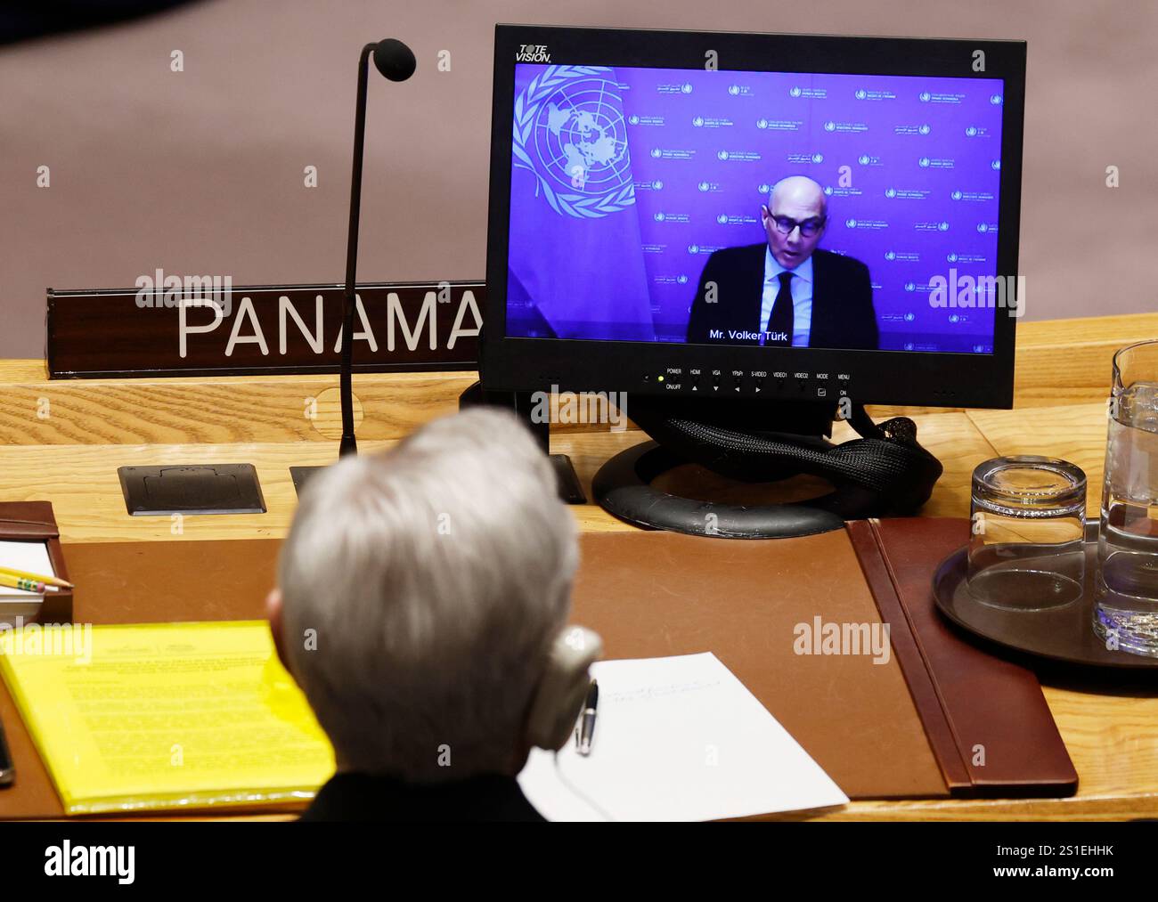 New York, Stati Uniti. 3 gennaio 2025. Volker Turk, alto Commissario delle Nazioni Unite per i diritti umani, parla a distanza in occasione di una riunione del Consiglio di sicurezza sulla situazione in Medio Oriente, compresa la questione palestinese nella camera del Consiglio di sicurezza presso la sede delle Nazioni Unite venerdì 3 gennaio 2025 a New York. Foto di John Angelillo/UPI credito: UPI/Alamy Live News Foto Stock
