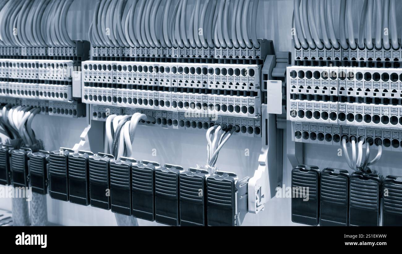 Fili colorati in una scatola di distribuzione di un'elettricità, pannello di controllo PLC con cablaggio, pannello di controllo elettrico per alimentazione e distribuzione elettrica Foto Stock