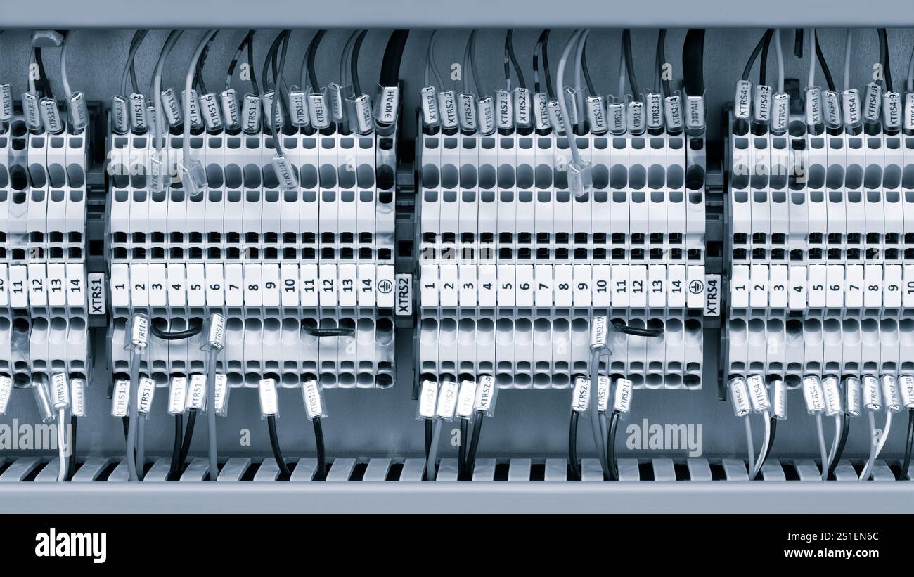 Fili colorati in una scatola di distribuzione di un'elettricità, pannello di controllo PLC con cablaggio, pannello di controllo elettrico per alimentazione e distribuzione elettrica Foto Stock