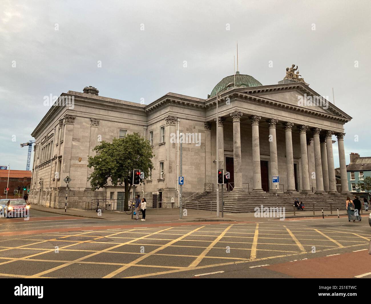 Edifici e strade a Cork, Irlanda. Iconico paesaggio irlandese con edifici e architettura famosi - Immagine stock catturata con smartphone