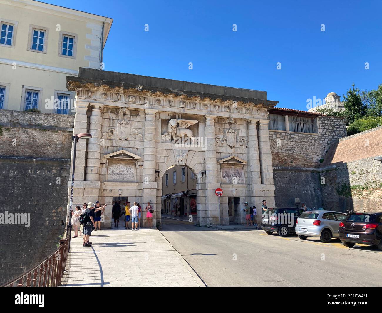 Edifici e strade a Zara. L'iconico paesaggio croato della città vecchia di Zara. Edificio e architettura famosi - Immagine stock catturata con smartphone