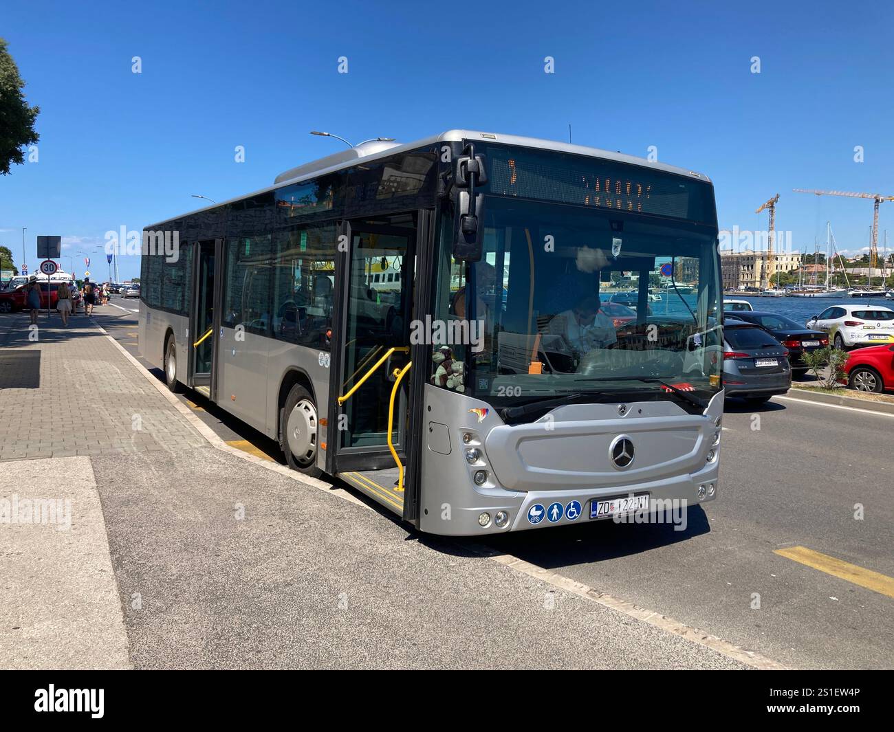 L'autobus per l'aeroporto di Zara ferma nel centro della città. Una giornata estiva di sole in Croazia - Immagine stock catturata con smartphone