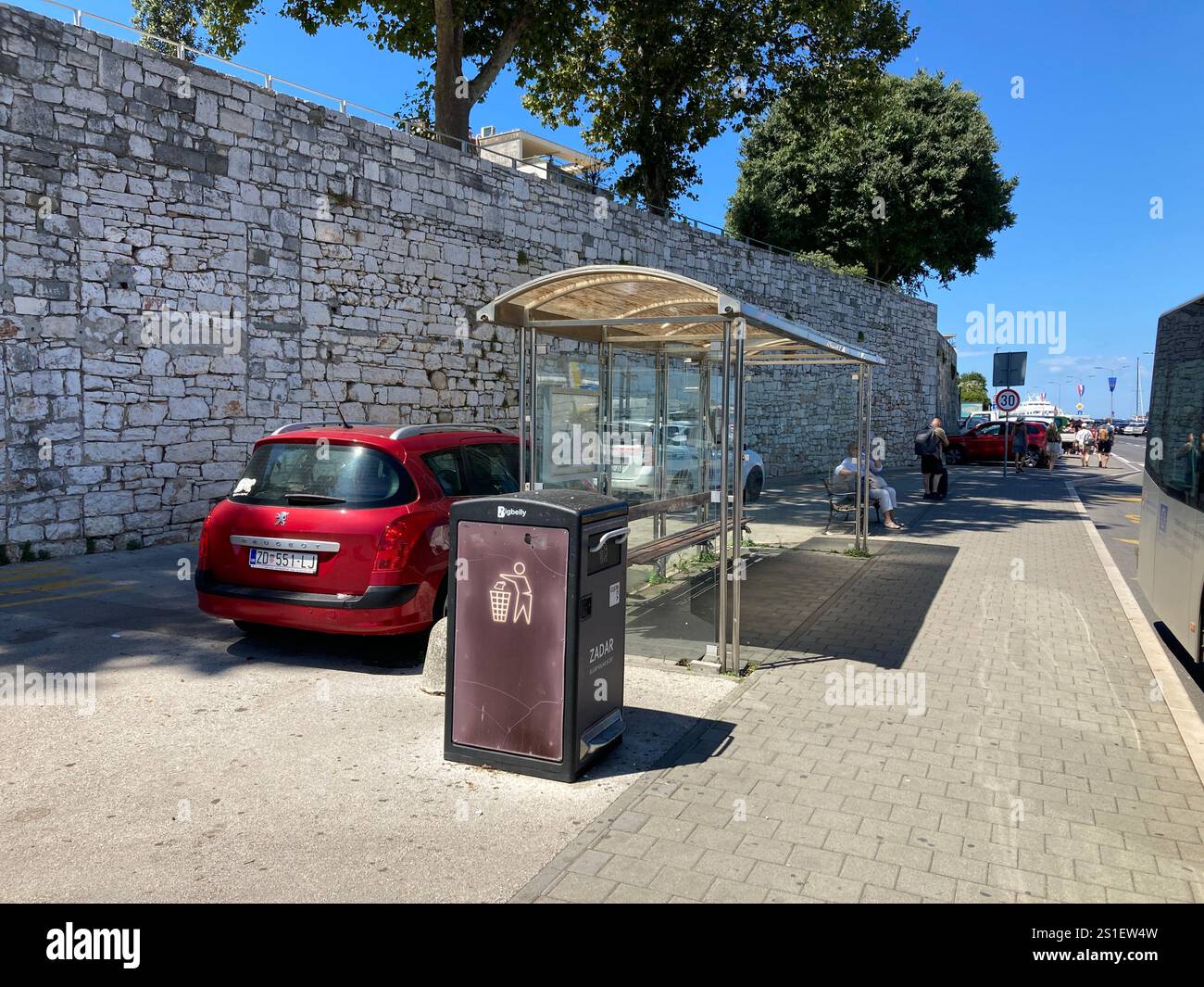 L'autobus per l'aeroporto di Zara ferma nel centro della città. Una giornata estiva di sole in Croazia - Immagine stock catturata con smartphone