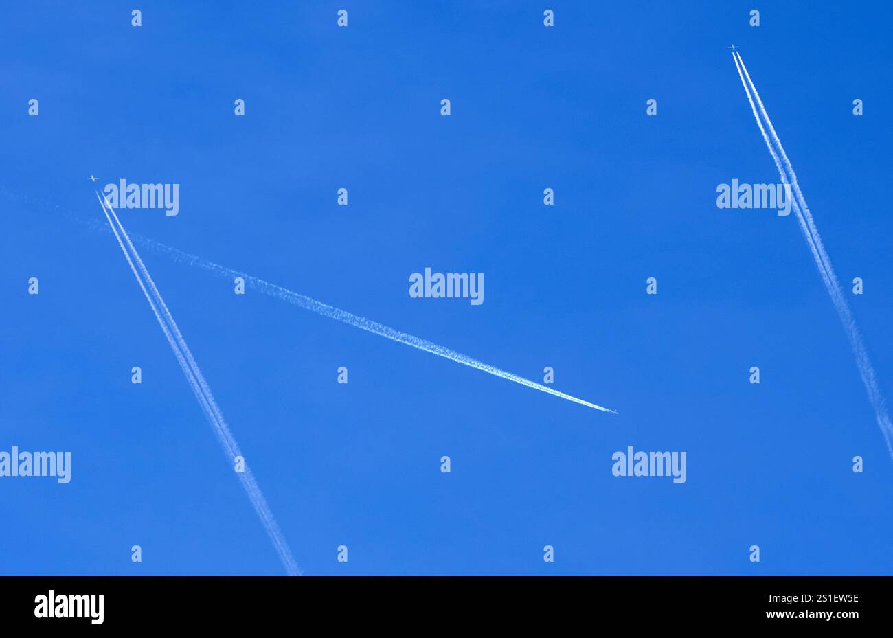 L'aereo segue il cielo blu Foto Stock