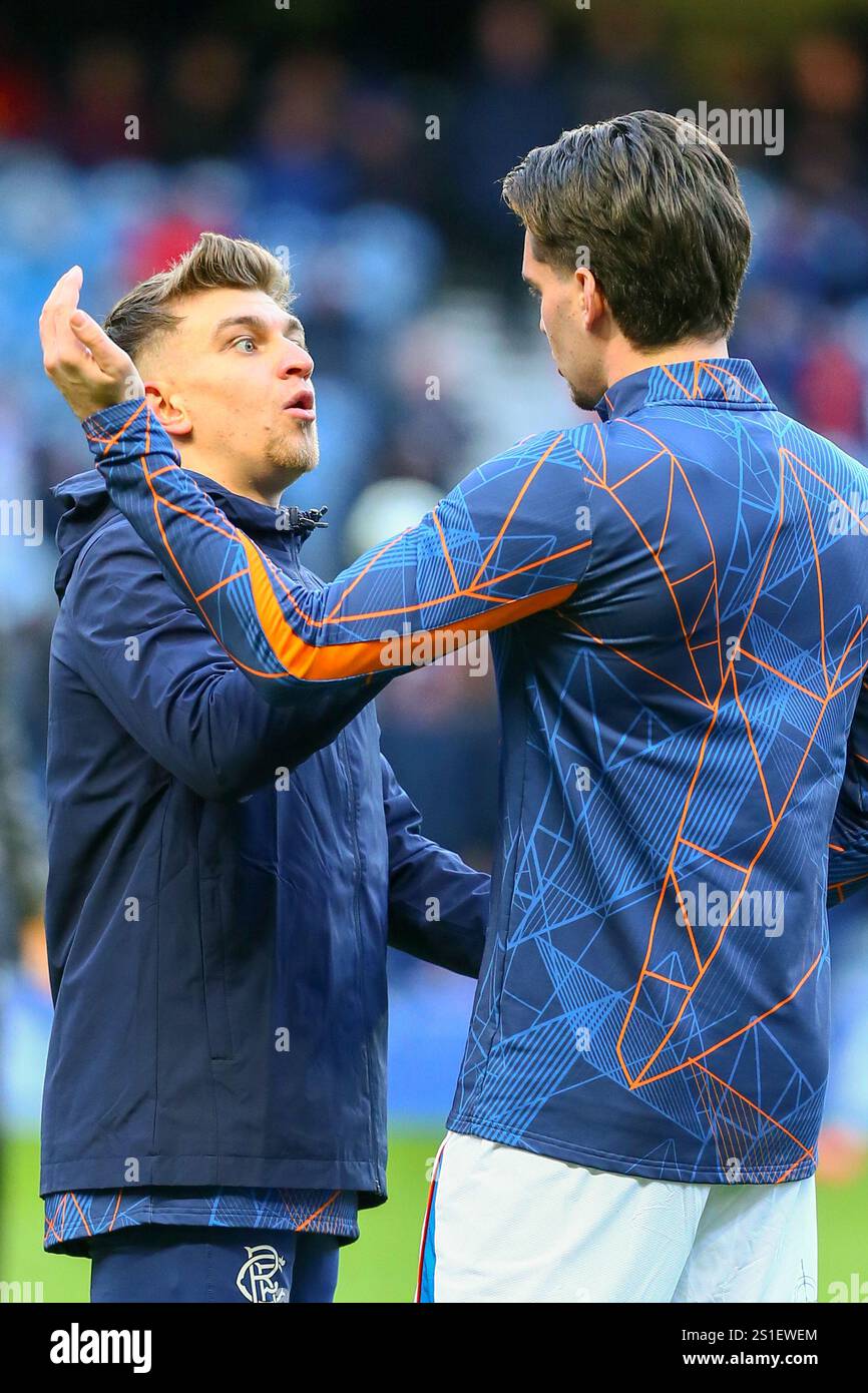 Ianis Hagi e Ridvan Yilmaz in conversazione, entrambi giocatori professionisti di calcio, che giocano per il Rangers Football Club. Foto Stock Ianis Hagi e Ridvan Yilmaz in conversazione, entrambi giocatori professionisti di calcio, che giocano per il Rangers Football Club. Foto Stock