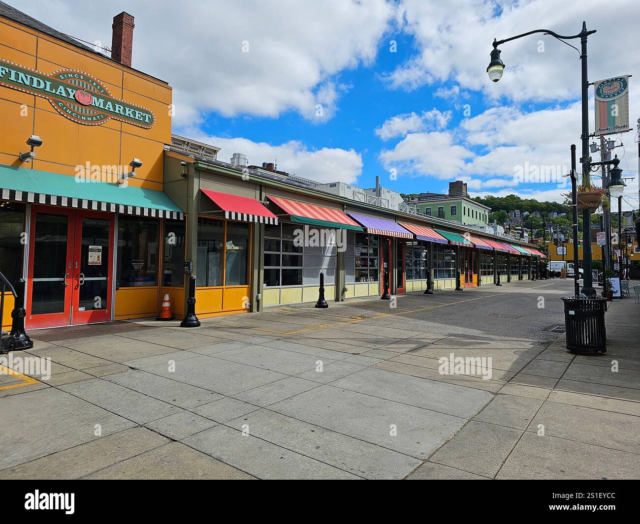 Findlay Market, Cincinnati, Ohio. Fuori dal mercato la mattina presto. - Immagine stock catturata con smartphone