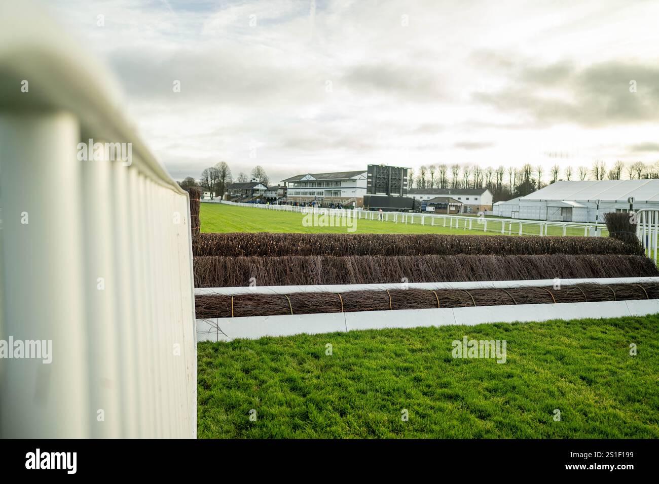 Immagine dall'ippodromo Royal Windsor di Jumps Horse Racing il 15 dicembre 2024. 1st Jump Race a Windsor da oltre 20 anni. Foto Stock