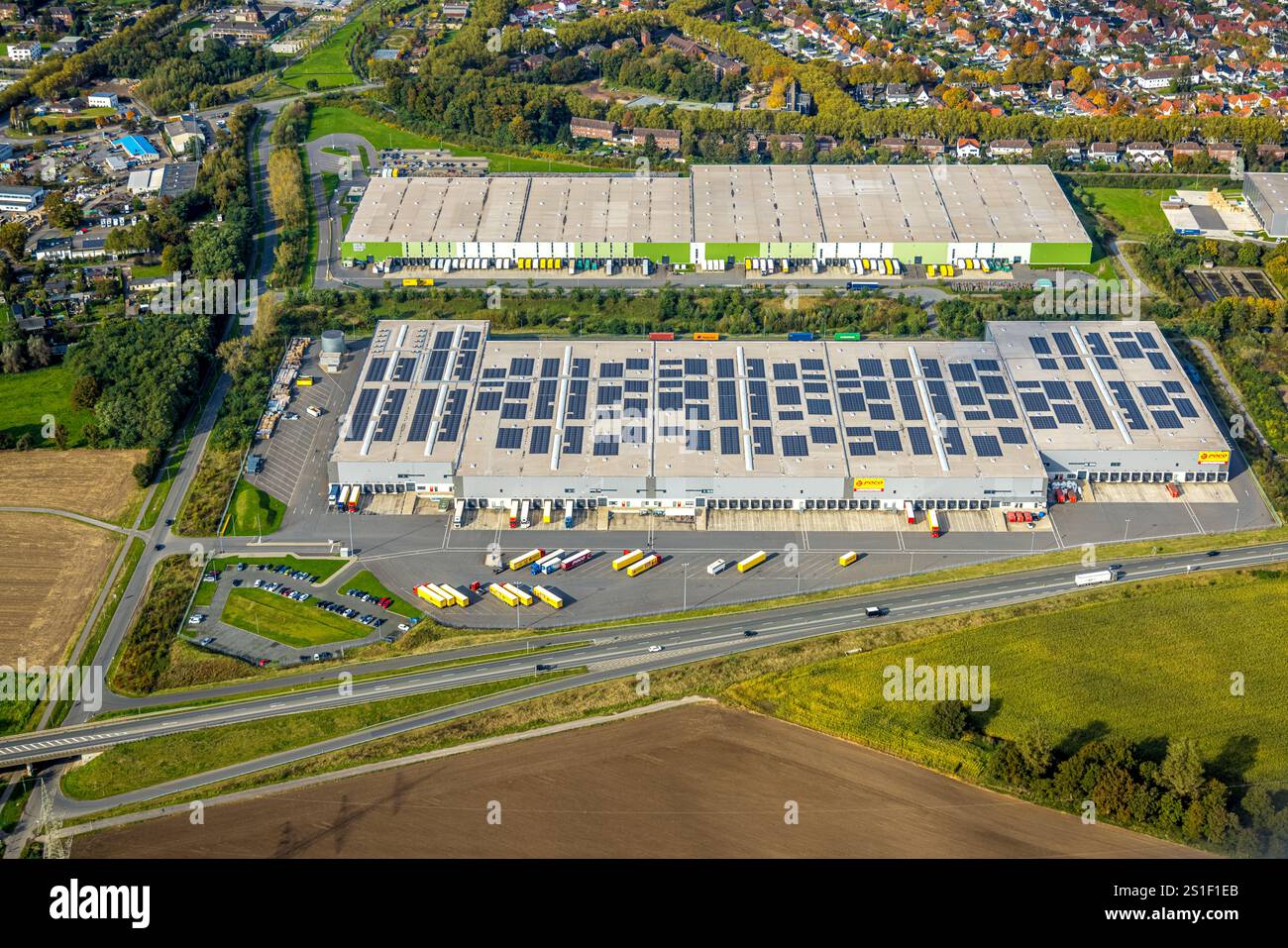Vista aerea, zona industriale duisport logport IV, centro logistico Pogo con tetto solare, Chal-Tec Fulfillment GmbH, Lintfort, Kamp- Foto Stock