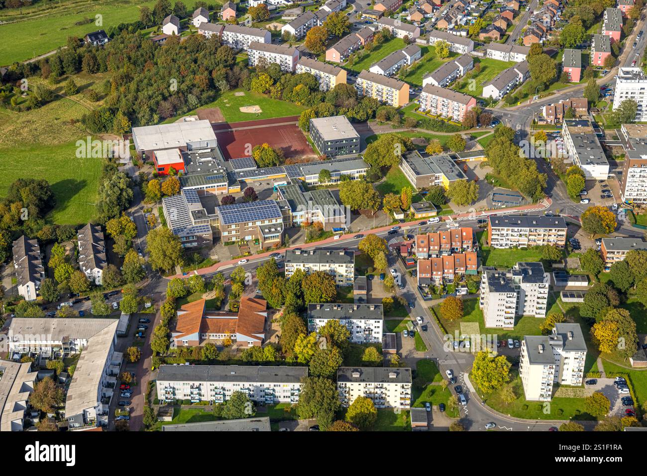 Vista aerea, European School con tetto solare, località Ernst-Reuter-Schule, zona residenziale di Sudermannstraße, Gestfeld, Kamp-Lintfort, Ruhr Foto Stock