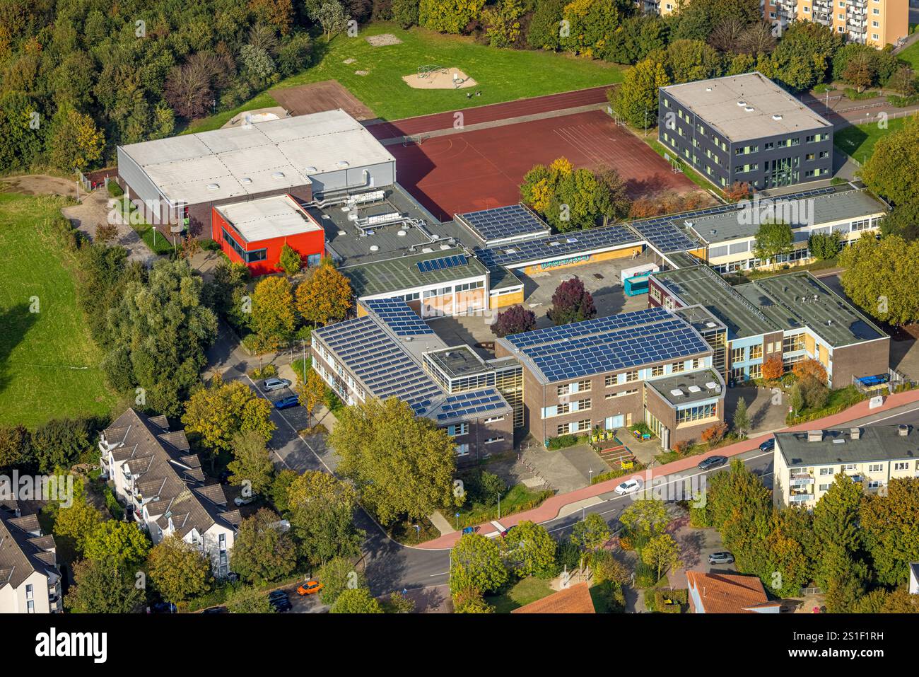 Vista aerea, European School with Solar Roof, Ernst Reuter School, Gestfeld, Kamp-Lintfort, Ruhr area, Renania settentrionale-Vestfalia, Germania Foto Stock