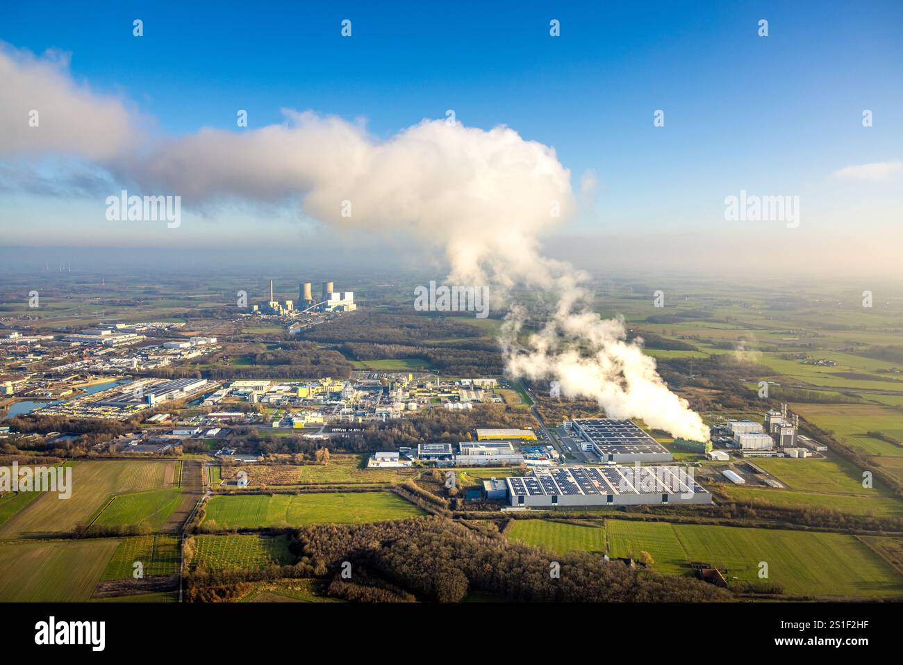 Vista aerea, Trianel Gaskraftwerk Hamm GmbH con nuvole di fumo, dietro la centrale elettrica RWE Westfalen, cielo blu con vista distante, Uentrop, Hamm, Ruhr A. Foto Stock