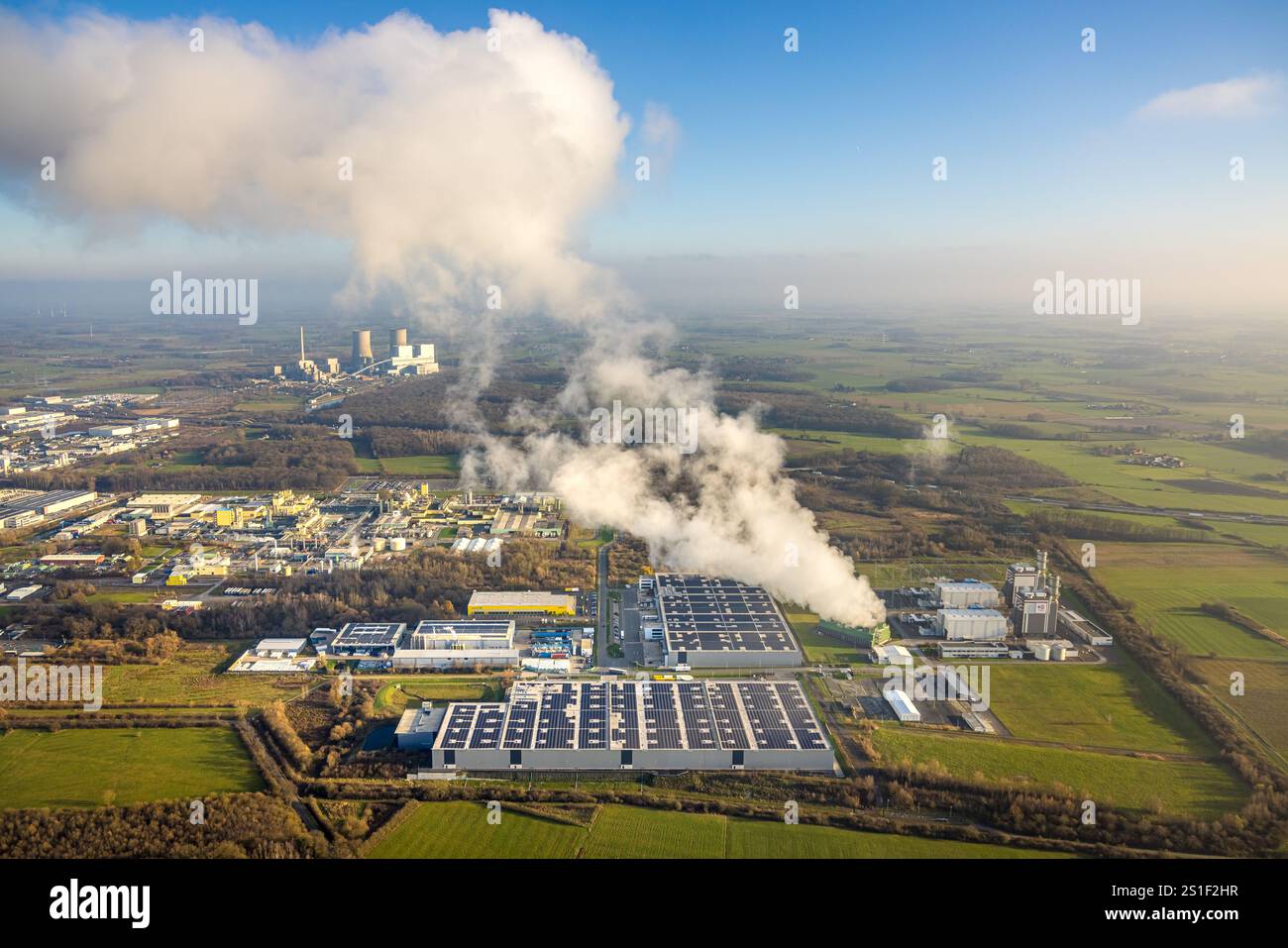 Vista aerea, Trianel Gaskraftwerk Hamm GmbH con nuvole di fumo, dietro la centrale elettrica RWE Westfalen, cielo blu con vista distante, Uentrop, Hamm, Ruhr A. Foto Stock