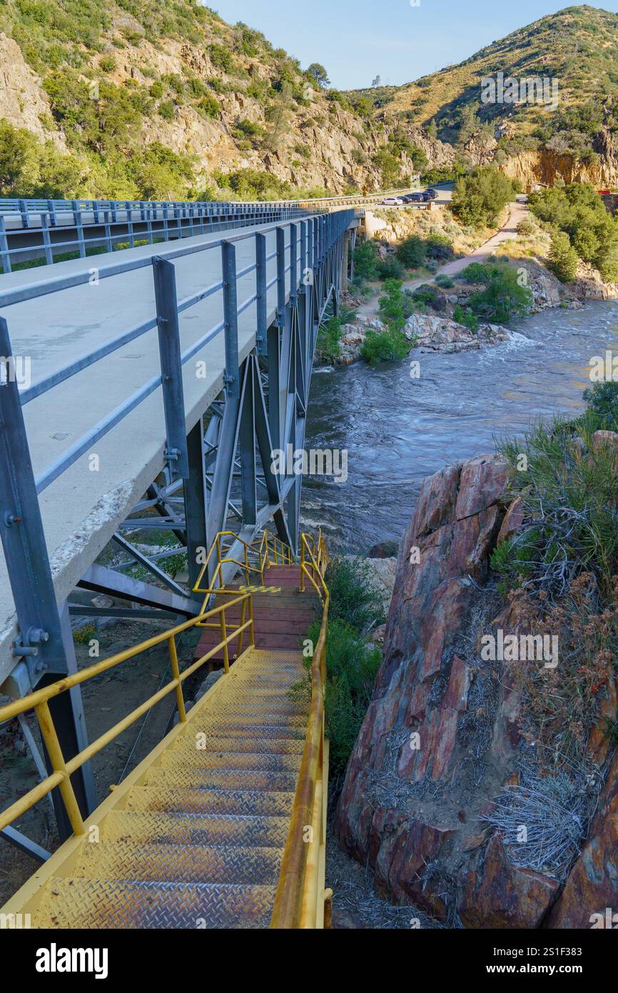 Johnsondale Bridge sul fiume Kern con scale gialle che conducono al sentiero del fiume a Camp Nelson, California Foto Stock