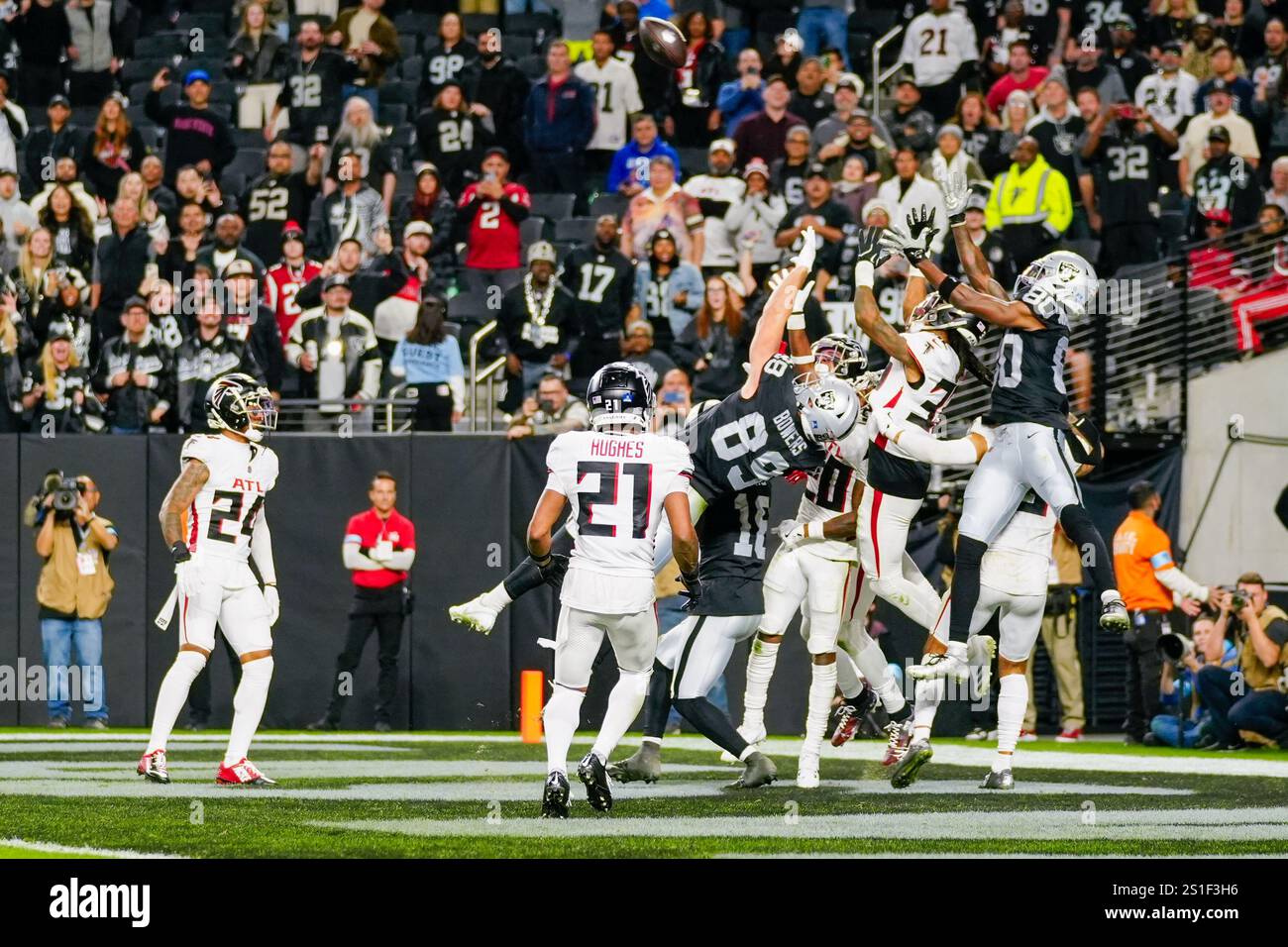 Jessie Bates III n. 3 degli Atlanta Falcons deviano un passaggio contro i Las Vegas Raiders nella end zone durante il drive finale della partita Foto Stock