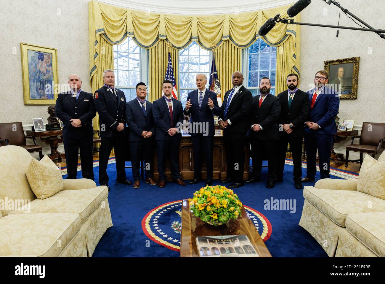 Washington, Stati Uniti. 3 gennaio 2025. Il presidente Joe Biden parla dopo aver presentato la Medal of Valor a otto agenti di pubblica sicurezza durante una cerimonia nell'Ufficio ovale venerdì 3 gennaio 2025 a Washington, DC. Foto di Samuel Corum/UPI Credit: UPI/Alamy Live News Foto Stock