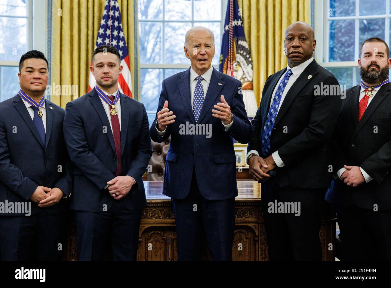 Washington, Stati Uniti. 3 gennaio 2025. Il presidente Joe Biden parla dopo aver presentato la Medal of Valor a otto agenti di pubblica sicurezza durante una cerimonia nell'Ufficio ovale venerdì 3 gennaio 2025 a Washington, DC. Foto di Samuel Corum/UPI Credit: UPI/Alamy Live News Foto Stock
