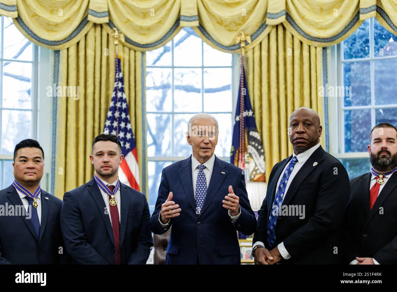 Washington, Stati Uniti. 3 gennaio 2025. Il presidente Joe Biden parla dopo aver presentato la Medal of Valor a otto agenti di pubblica sicurezza durante una cerimonia nell'Ufficio ovale venerdì 3 gennaio 2025 a Washington, DC. Foto di Samuel Corum/UPI Credit: UPI/Alamy Live News Foto Stock