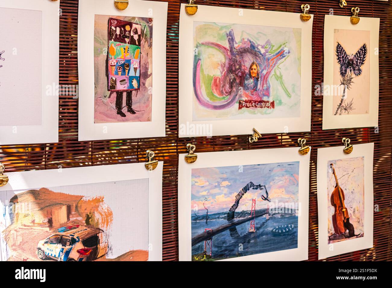 Feira da Ladra, il mercato delle pulci di Lisbona a campo de Santa Clara, offre opere d'arte originali esposte ed è uno scrigno per gli amanti dell'arte e i collezionisti. Foto Stock