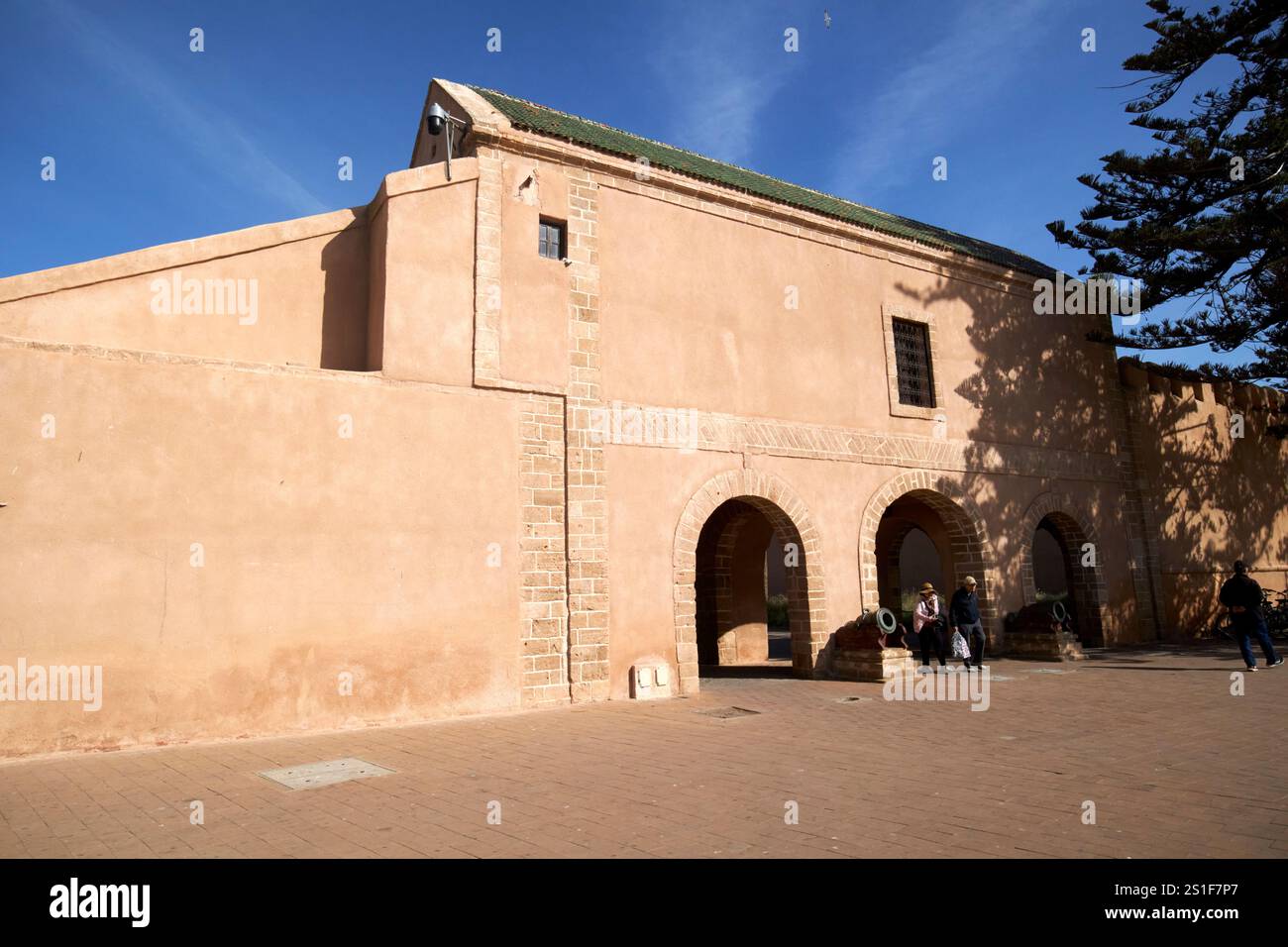 porta della città di bab el mechouar tra le mura in place moulay hassan square essaouira, marocco Foto Stock