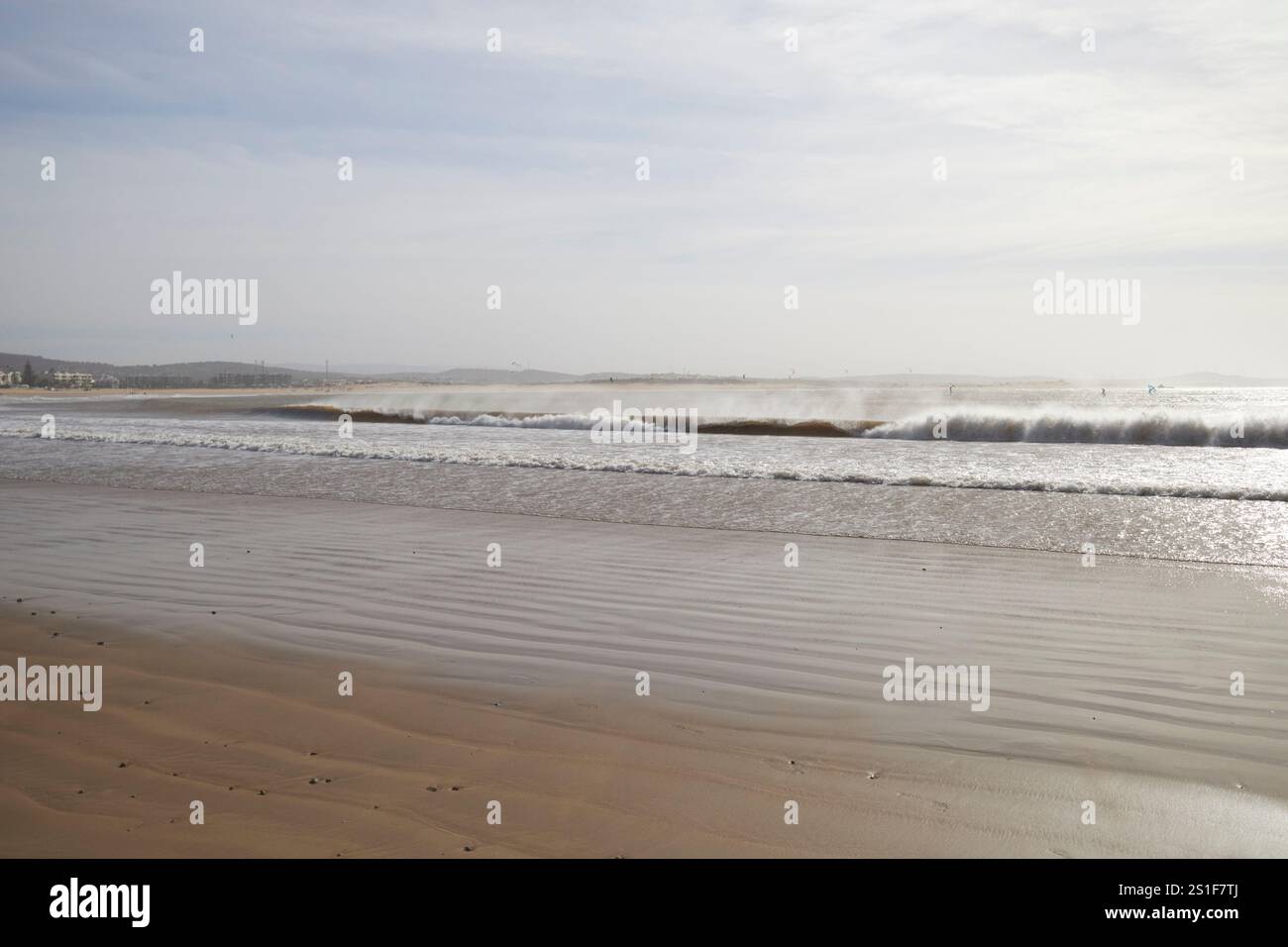 vento che soffia onde sulla spiaggia di essaouira, marocco Foto Stock