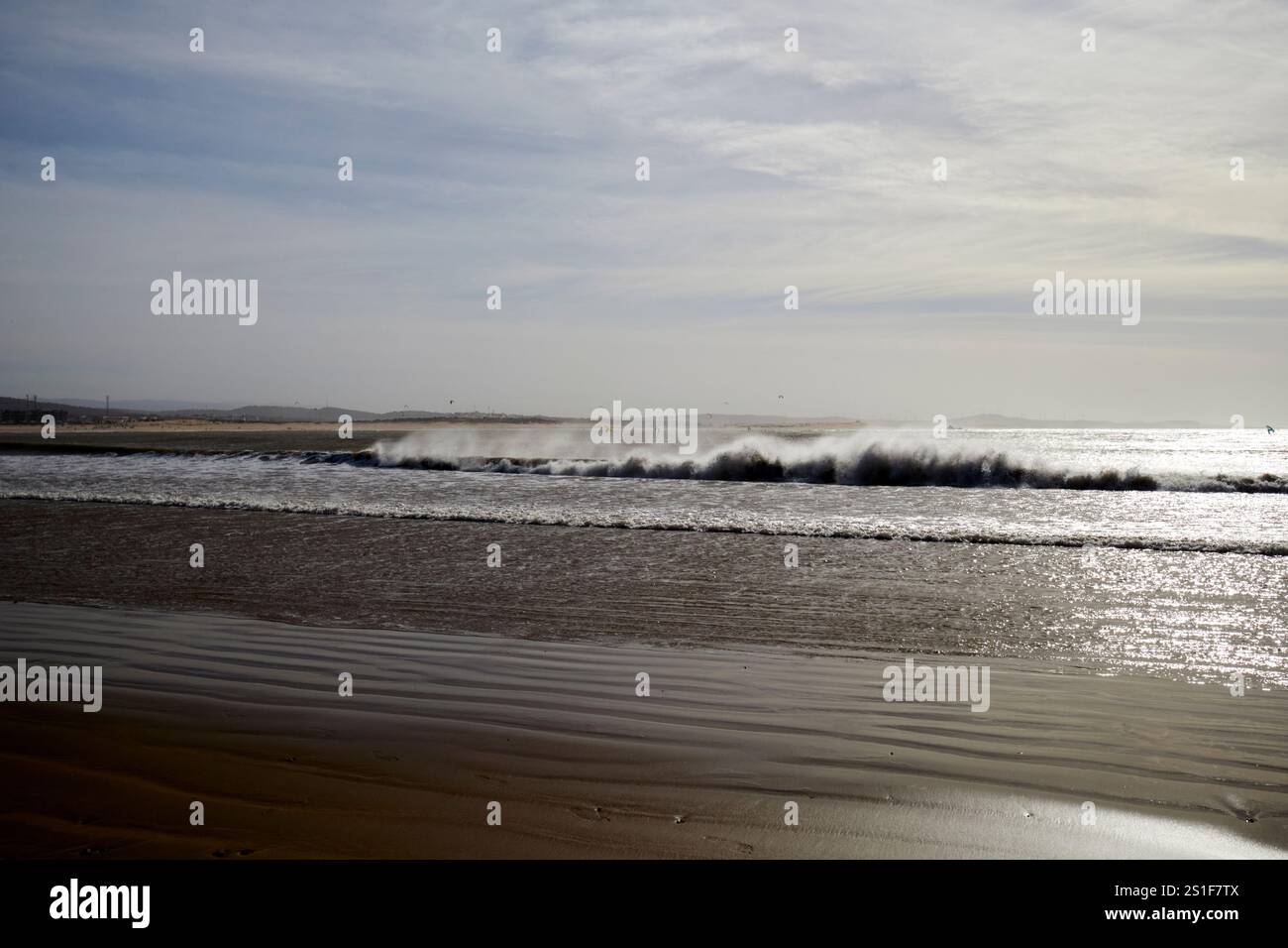 vento che soffia onde sulla spiaggia di essaouira, marocco Foto Stock