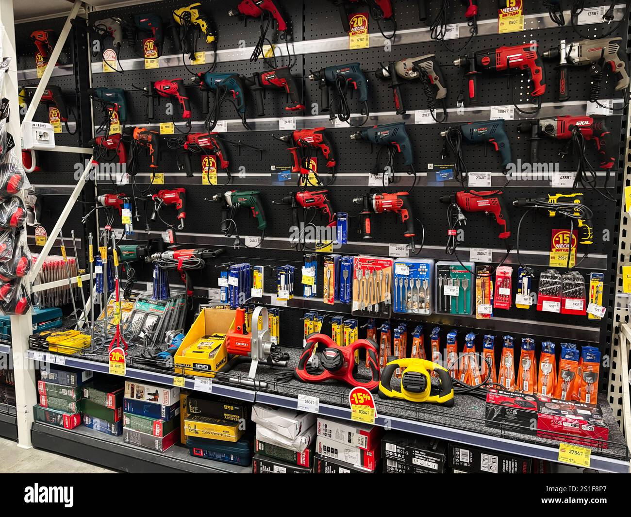Kiev, Ucraina - 3 gennaio 2025: Un assortimento di utensili elettrici e attrezzature esposto su uno scaffale di un negozio di ferramenta, tra cui trapani e utensili manuali Foto Stock