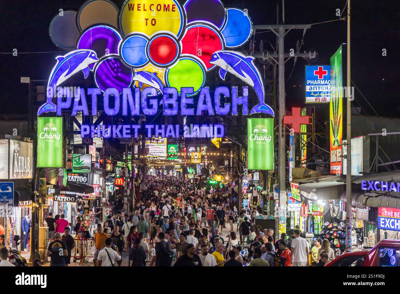 Bangla Street, Patong. Walking Sstreet mit go-go-bar, bar, Cannabis-bar e Lautstärke estremer. // 01.12.2024: Patong, Kathu, Insel Phuket, Thailandese Foto Stock