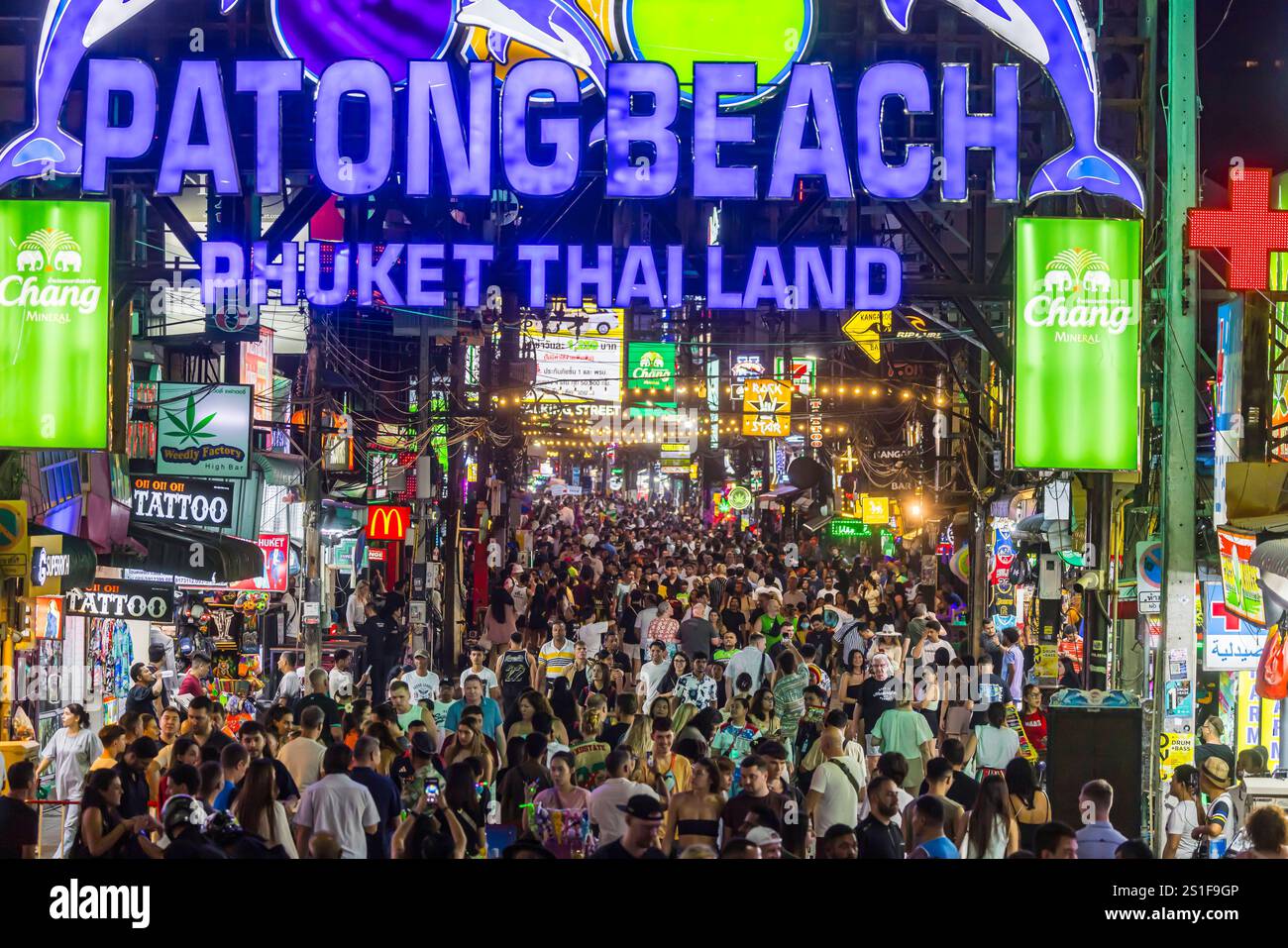 Bangla Street, Patong. Walking Sstreet mit go-go-bar, bar, Cannabis-bar e Lautstärke estremer. // 01.12.2024: Patong, Kathu, Insel Phuket, Thailandese Foto Stock
