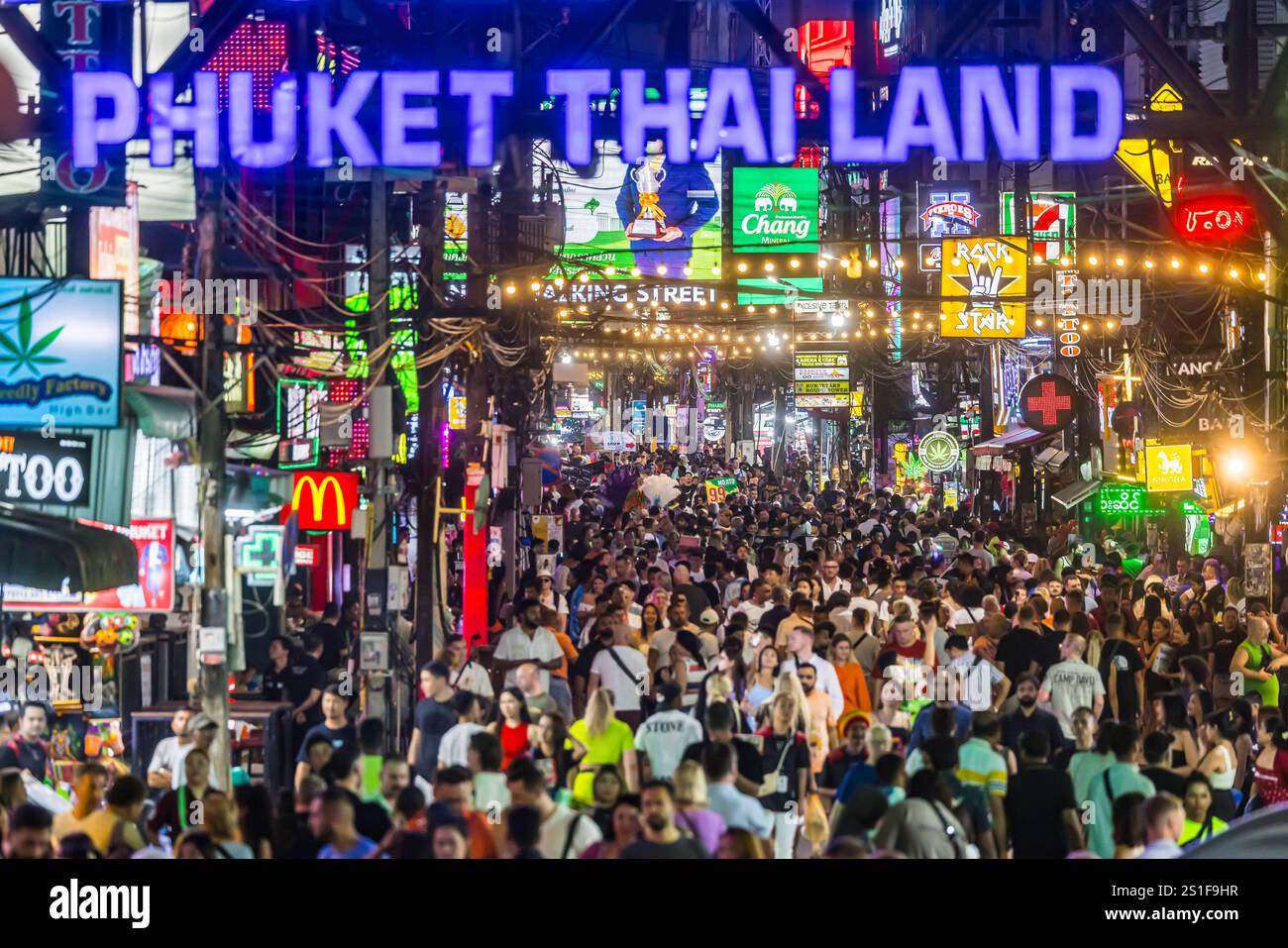Bangla Street, Patong. Walking Sstreet mit go-go-bar, bar, Cannabis-bar e Lautstärke estremer. // 01.12.2024: Patong, Kathu, Insel Phuket, Thailandese Foto Stock