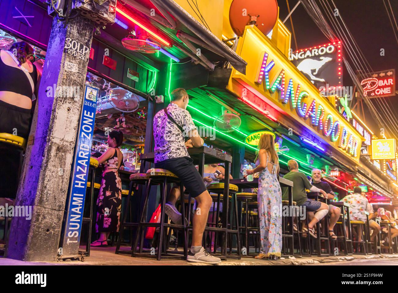 Bangla Street, Patong. Walking Sstreet mit go-go-bar, bar, Cannabis-bar e Lautstärke estremer. // 01.12.2024: Patong, Kathu, Insel Phuket, Thailandese Foto Stock