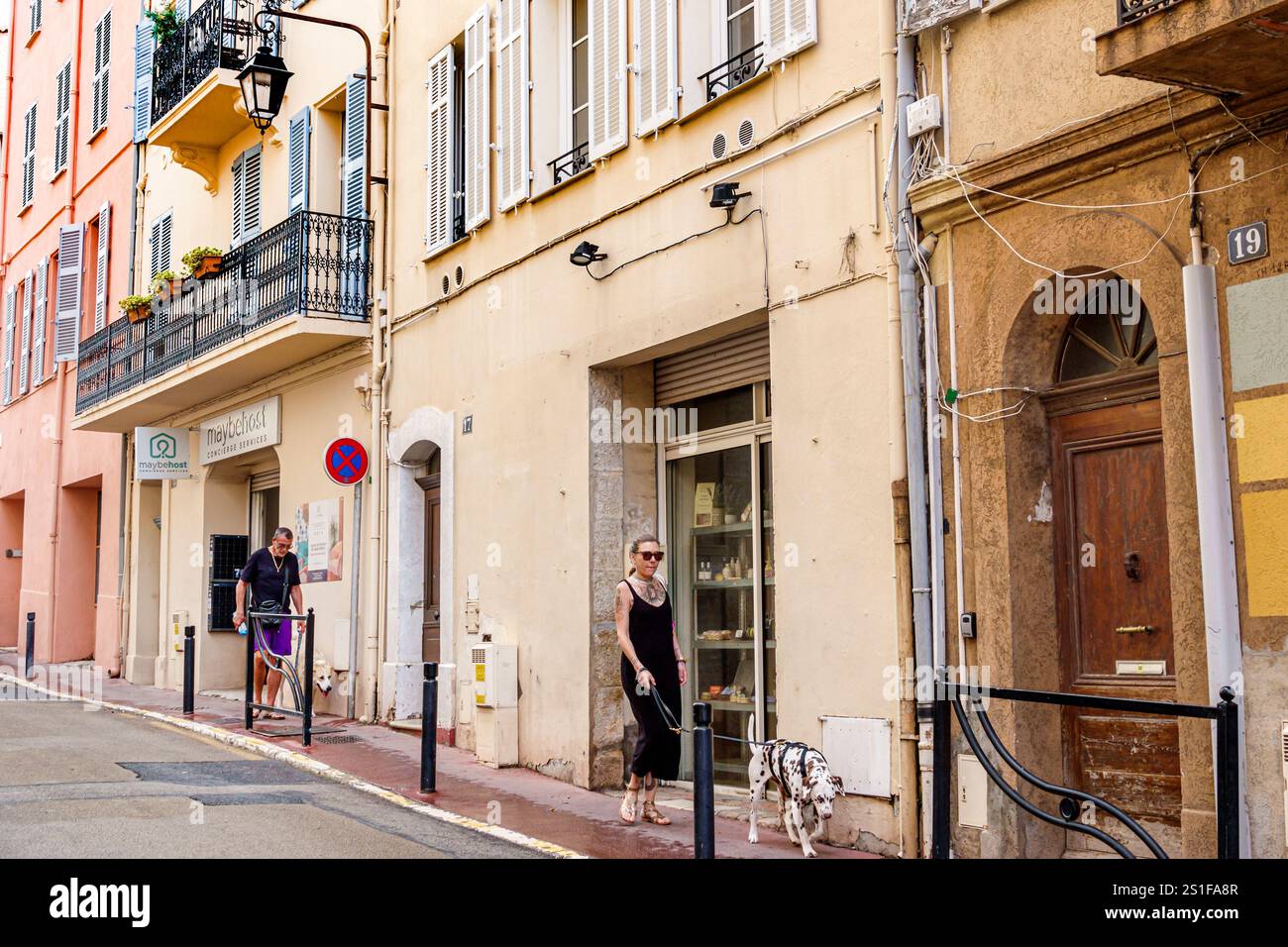Cannes Francia, Provence Alpes Cote d'Azur, le Suquet, Rue Georges Clemenceau, uomini e donne, guinzaglio, servizio concierge Maybehost b Foto Stock