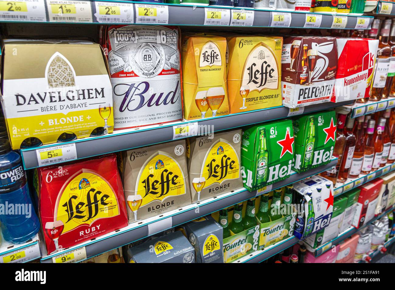 Cannes, Francia, Provence Alpes Cote d'Azur, le Suquet, vicino a Rue Haute, minimarket Vival by Casino, all'interno degli scaffali interni, esposizione di prodotti sa Foto Stock