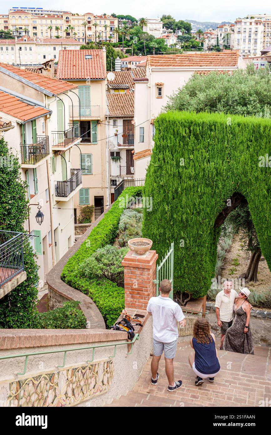 Cannes Francia, Provence Alpes Cote d'Azur, le Suquet, vista vicino a Piazza del Caroubier, condomini residenziali, esterno, uomini e donne coppie vi Foto Stock