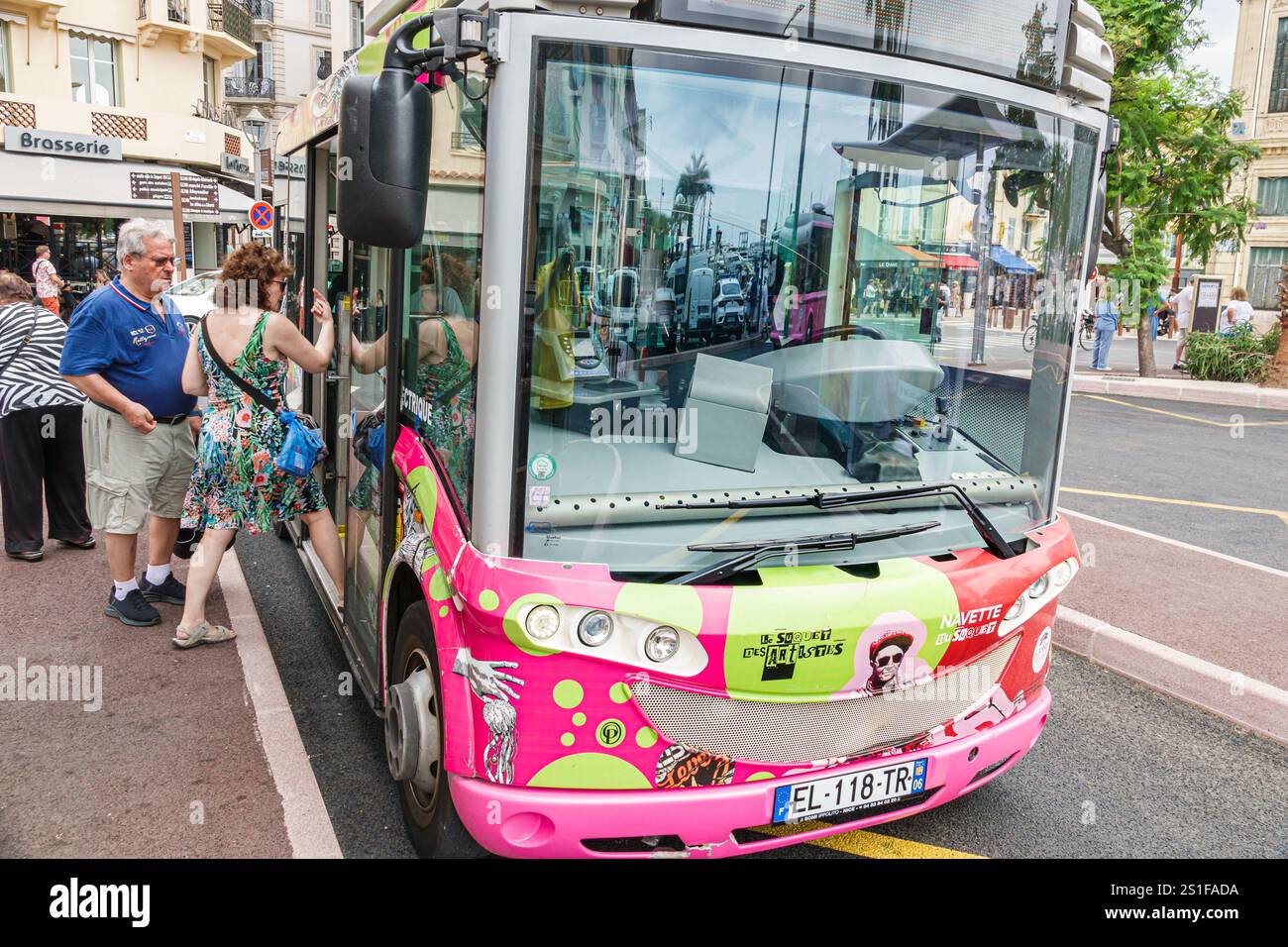 Cannes, Francia, Provenza, Alpi Costa Azzurra, vicino a Rue Felix Faure, fermata dei mezzi pubblici Palmbus, i passeggeri che scendono, salgono sull'autobus, colorfu Foto Stock