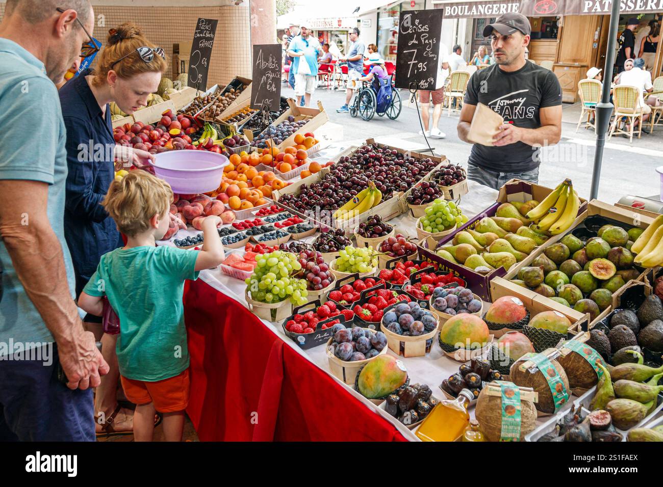 Cannes, Francia, Provenza, Alpi Costa Azzurra, mercato tradizionale di Marche Forville, shopping sul mercato, produzione di uva, fichi pesche albicocche paglia Foto Stock