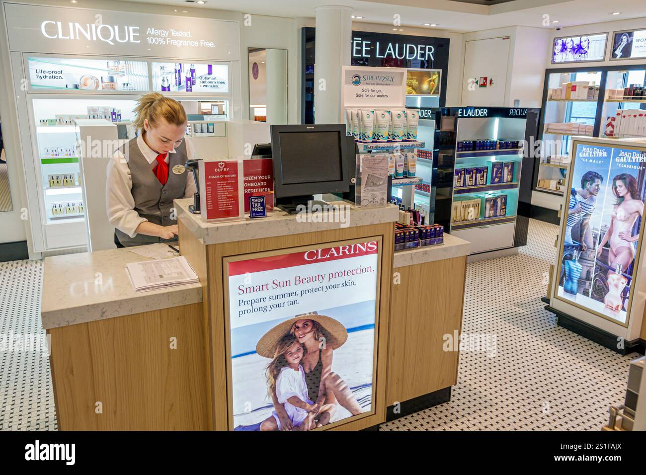 Cannes Francia, nave di fuga NCL sulla linea di crociera norvegese, itinerario di 10 giorni sul Mar Mediterraneo Ligure, Porto di Cannes, Baia di Cannes, Baie de Cannes, a bordo Foto Stock