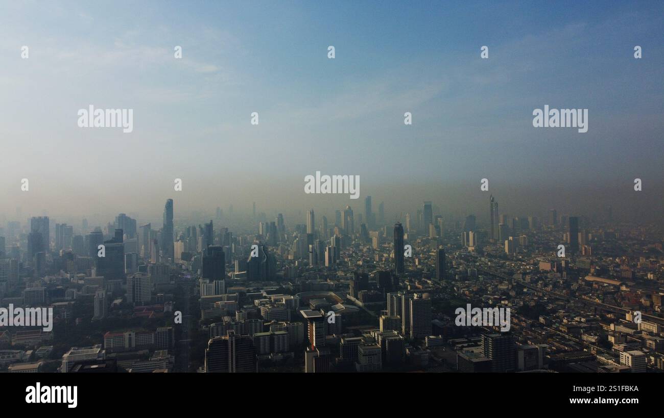 Bangkok, Thailandia - 24 gennaio 2023: Vista aerea di uno spesso strato denso di inquinamento atmosferico e polvere che copre la città durante il mattino. Foto Stock