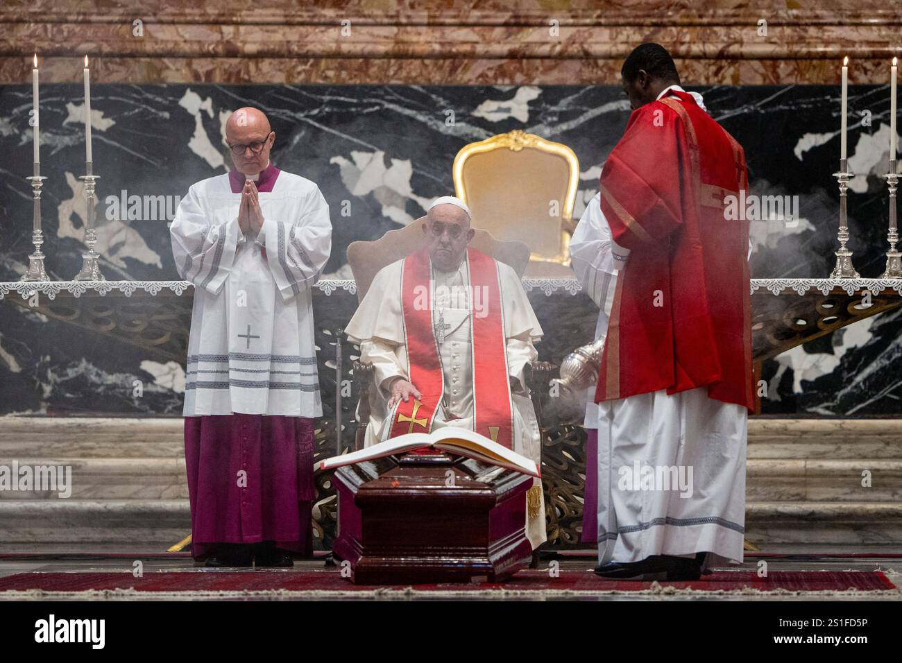 Vaticano, Vaticano. 2 gennaio 2025. Papa Francesco prega di fronte alla bara durante i funerali per il defunto Cardinale Angelo Amato nella Basilica di San Pietro in città del Vaticano. (Credit Image: © Stefano Costantino/SOPA Images via ZUMA Press Wire) SOLO USO EDITORIALE! Non per USO commerciale! Foto Stock