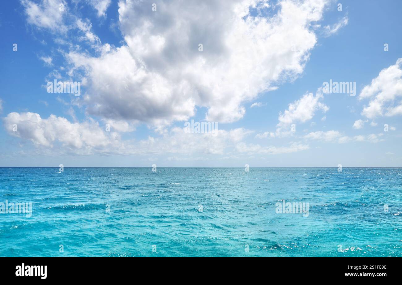 Tranquillo paesaggio marino con acqua turchese e cielo soleggiato. Foto Stock