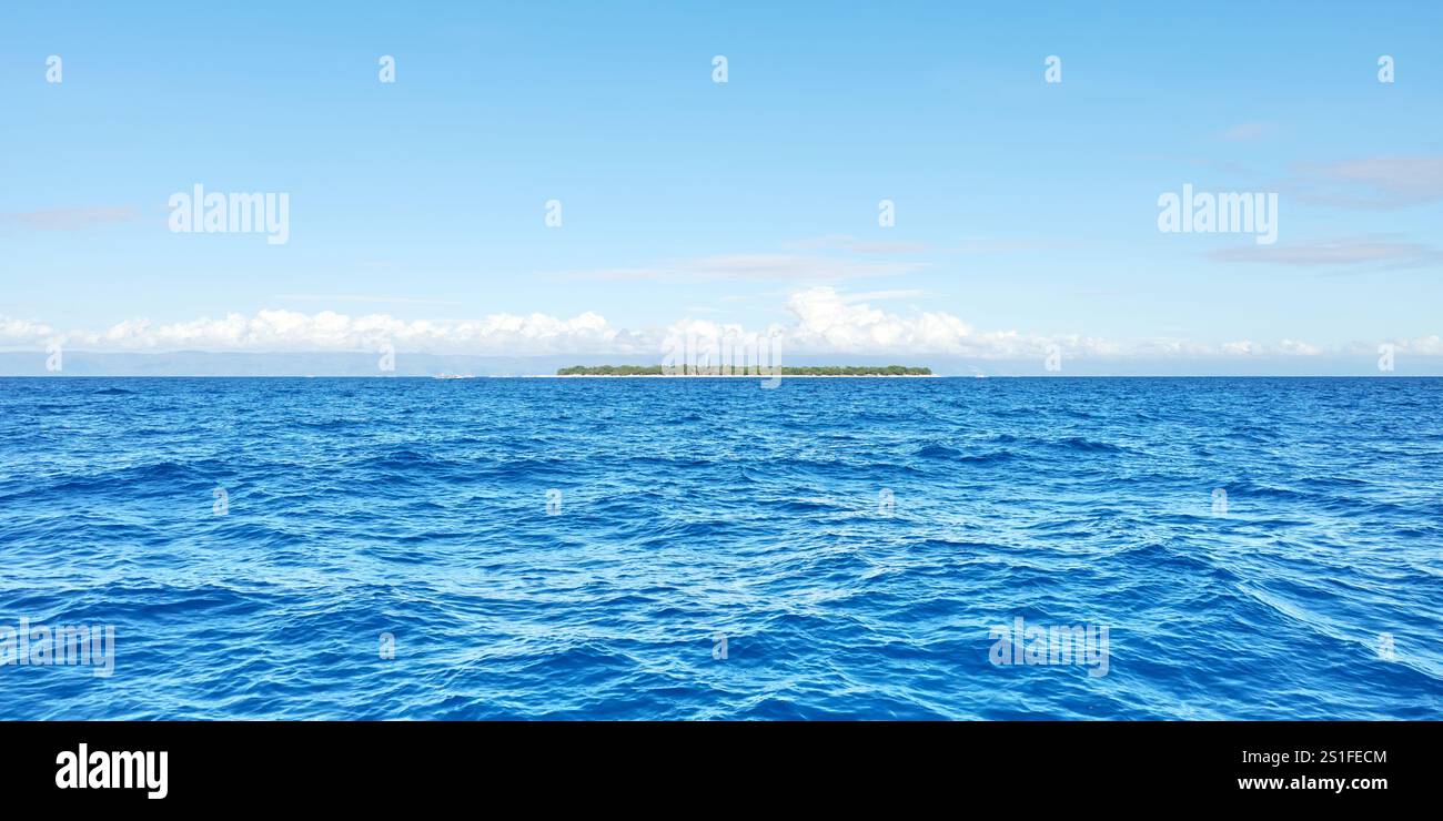 Mare con un'isola all'orizzonte, Filippine. Foto Stock