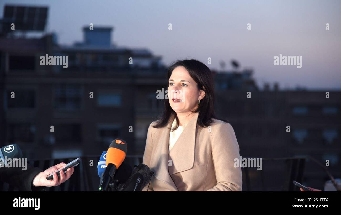 Damasco, Siria. 3 gennaio 2025. Il ministro degli Esteri tedesco Annalena Baerbock parla a una conferenza stampa a Damasco, Siria, il 3 gennaio 2025. Baerbock è arrivato a Damasco venerdì per colloqui ad alto livello con l'amministrazione provvisoria siriana, guidata da Ahmed al-Sharaa. Crediti: Monsef Memari/Xinhua/Alamy Live News Foto Stock