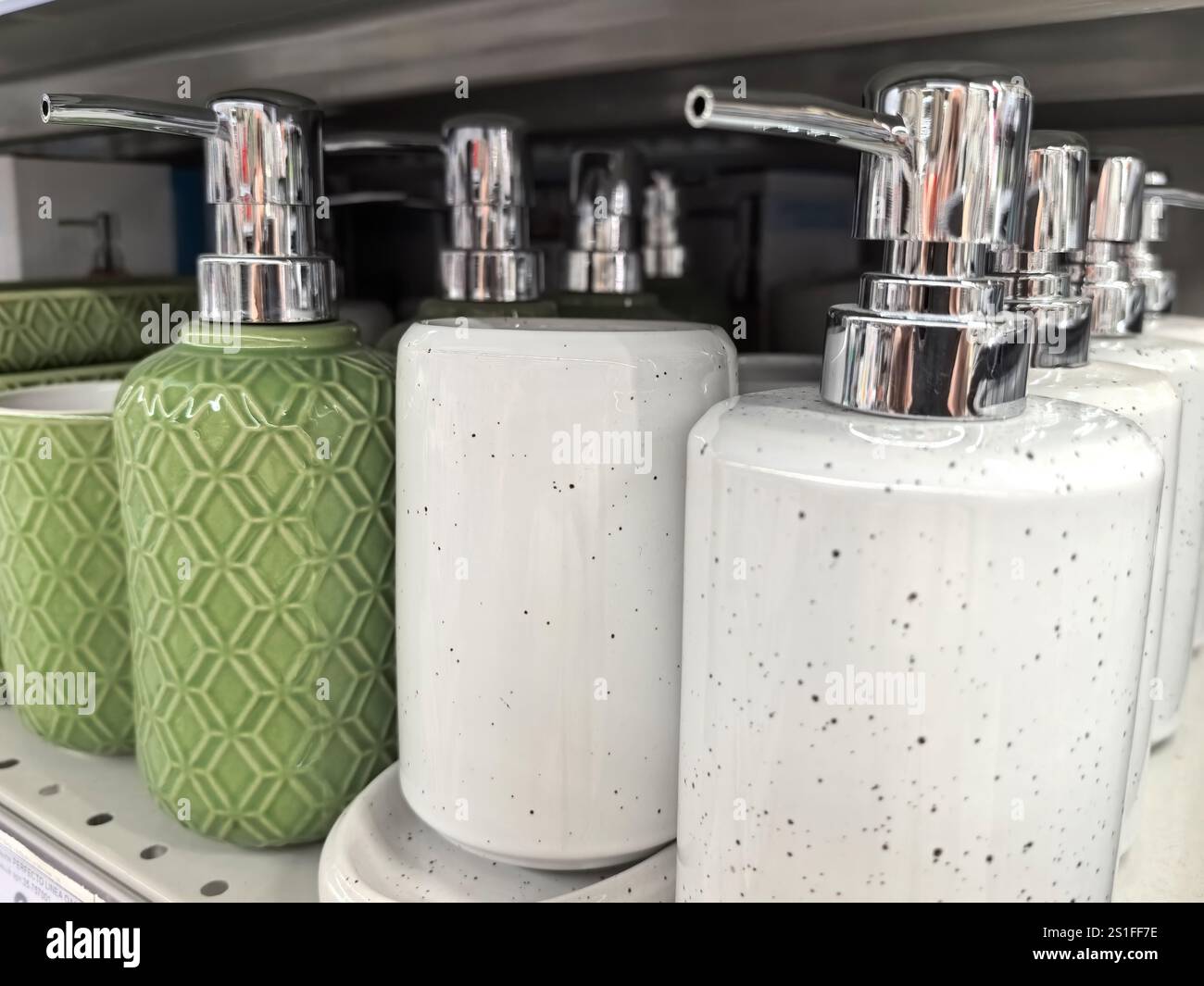 I dispenser da banco eleganti ed eleganti presentano un mix di texture e colori. Con un display minimalista, le tonalità verde e bianco aggiungono un tocco in più Foto Stock