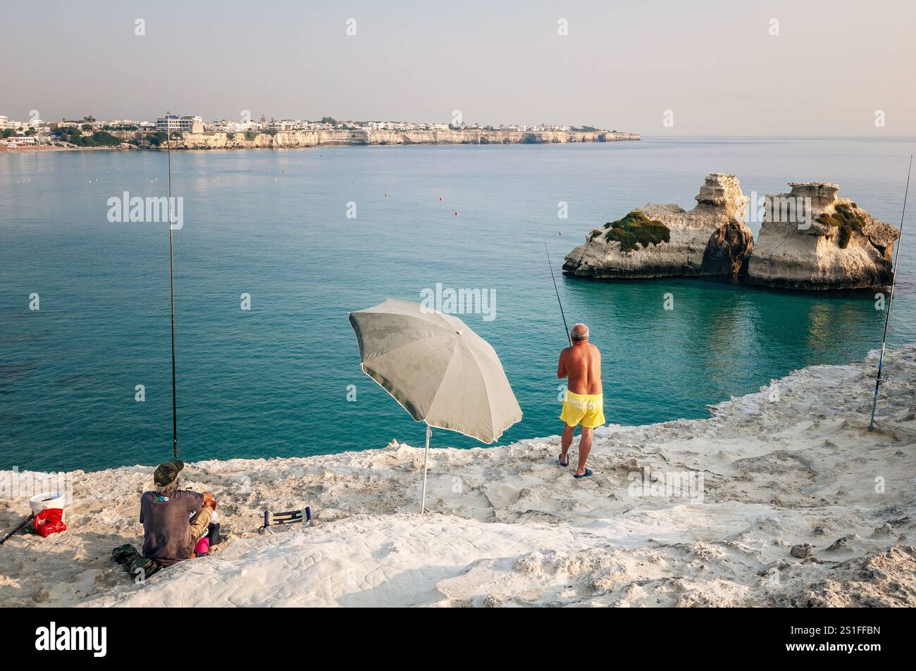 Due pescatori e le due Sorelle in Salento, Puglia, Italia Foto Stock