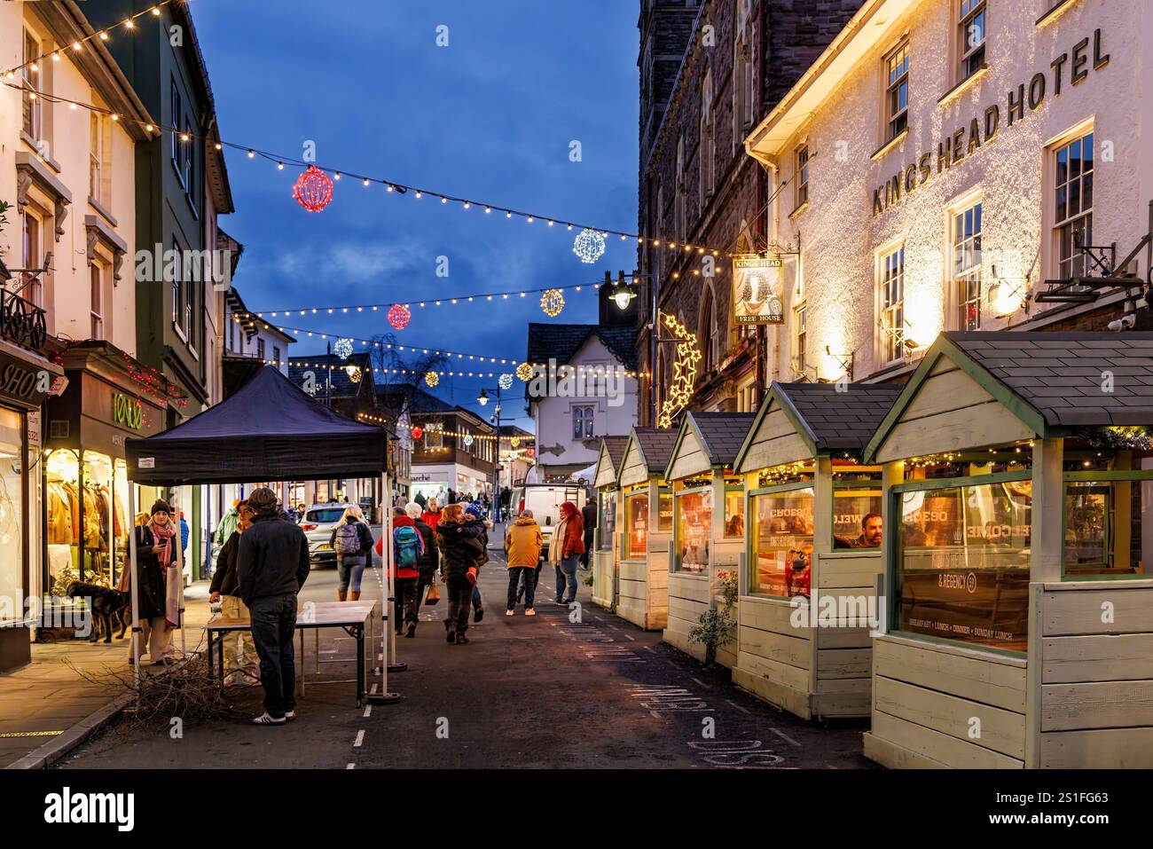 Bancarelle per il mercatino di Natale, Abergavenny, Galles, Regno Unito Foto Stock