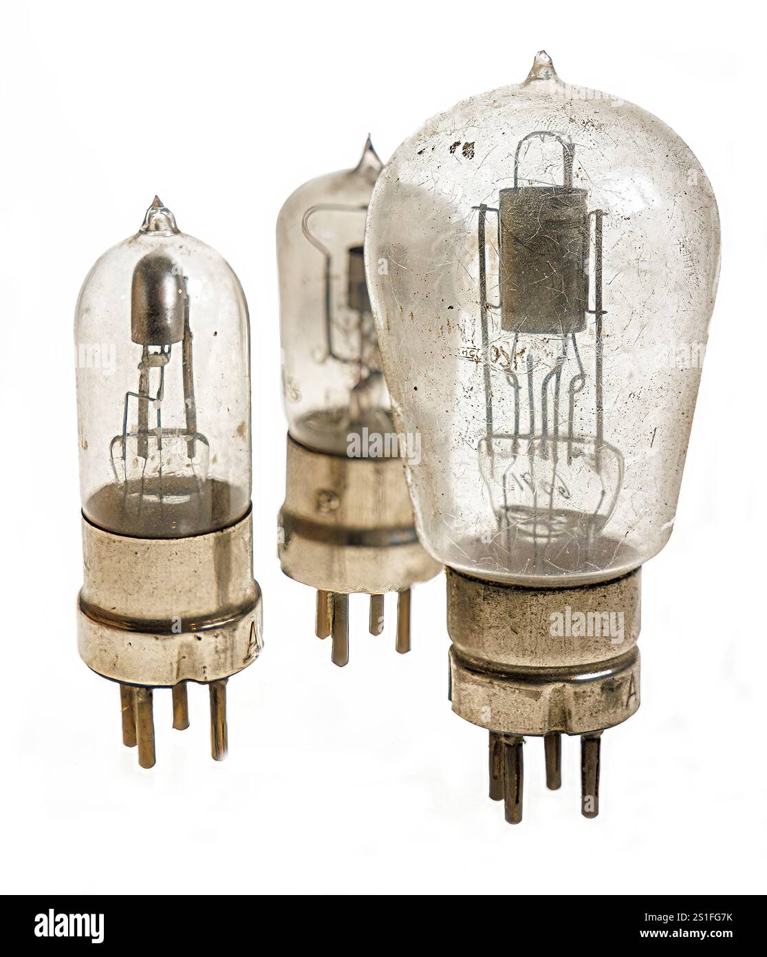 Valvole radio marcate Marconi e approvate dalla BBC, probabilmente vintage della seconda guerra mondiale, recuperate dalla cantina di Woodstok Foto Stock