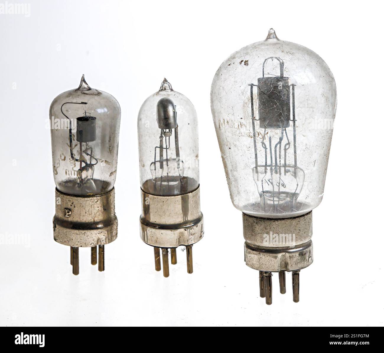Le valvole radio probabilmente d'annata della seconda guerra mondiale, come quelle utilizzate nei set radio della BBC, recuperate dalla cantina di Woodstok Foto Stock
